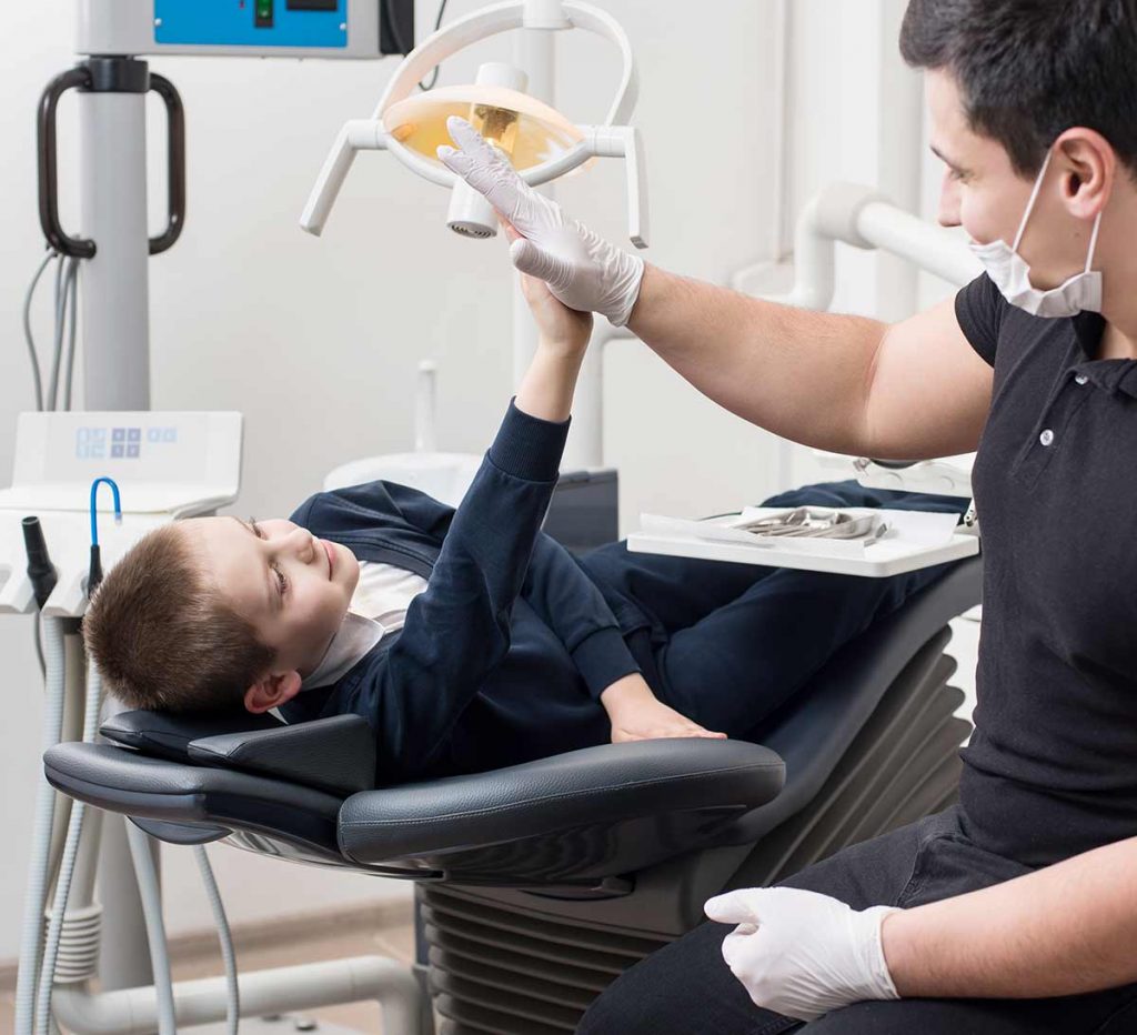 Niño en clínica dental