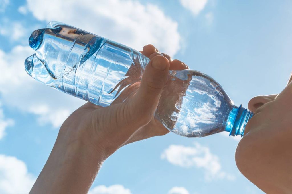 Beber agua es fundamental para nuestra boca y cuerpo.