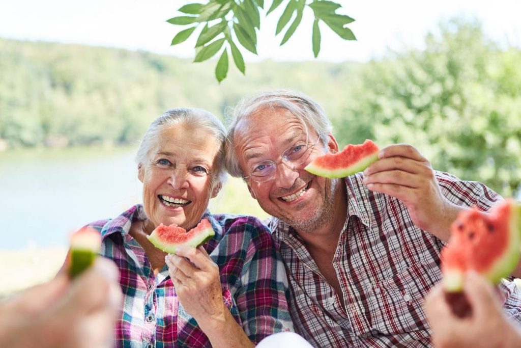 Comer fruta ayuda a mantener tu sonrisa sana en verano.